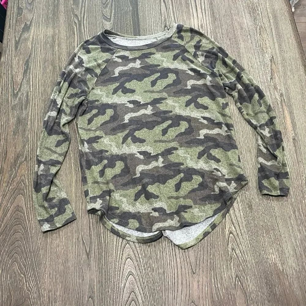 American Eagle Womens Soft & Sexy Plush T-Shirt Long Sleeve Camo Size Small